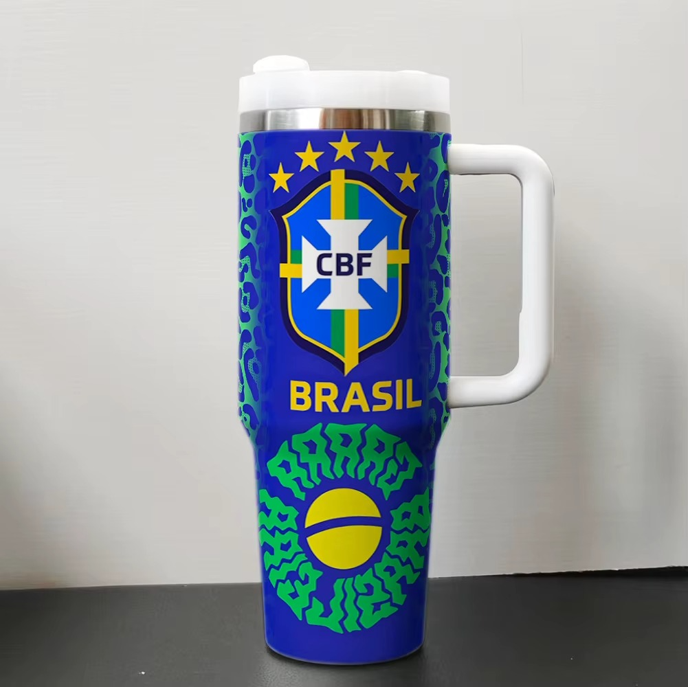 כוס תרמית מבודדת מנירוסטה 40oz עם ידית – כוס נסיעה לאוהדי כדורגל 2026